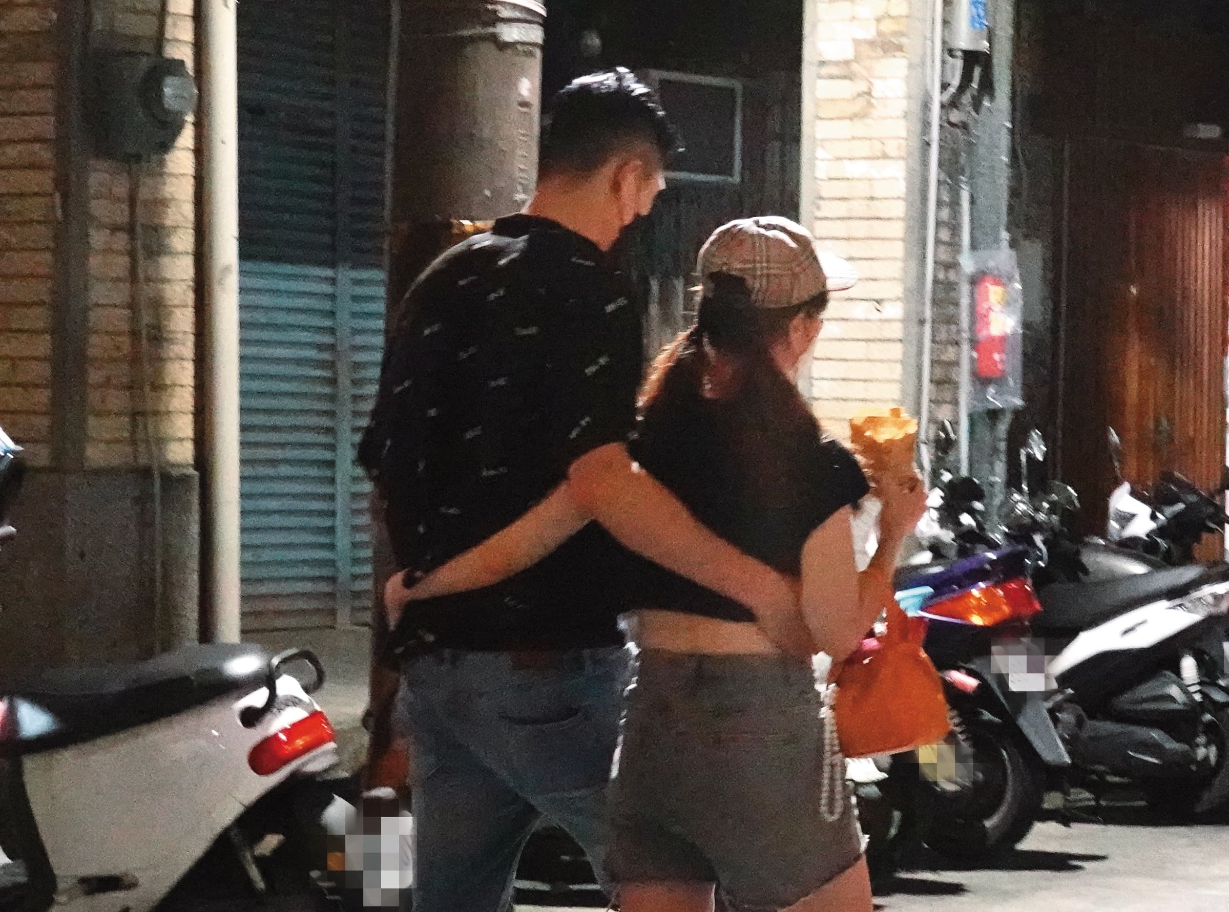 6月19日20：12，從背後看更透露濃情蜜意，劉錚跟女友的手臂在身後人字形交纏，呈現出連體嬰姿態。