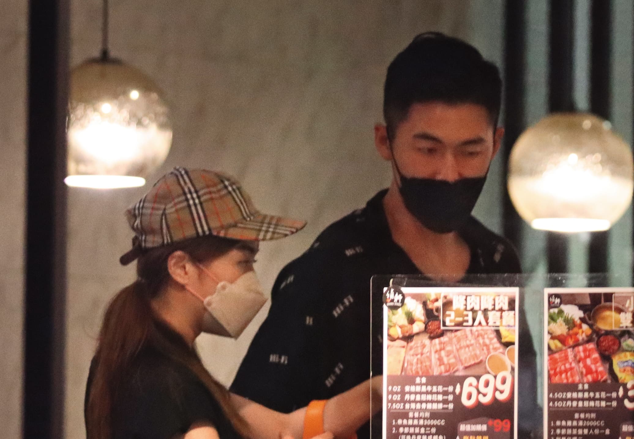 6月19日20:27,劉錚戴著女友去一間火鍋餐廳約會,該間店在網路上的評價頗高。