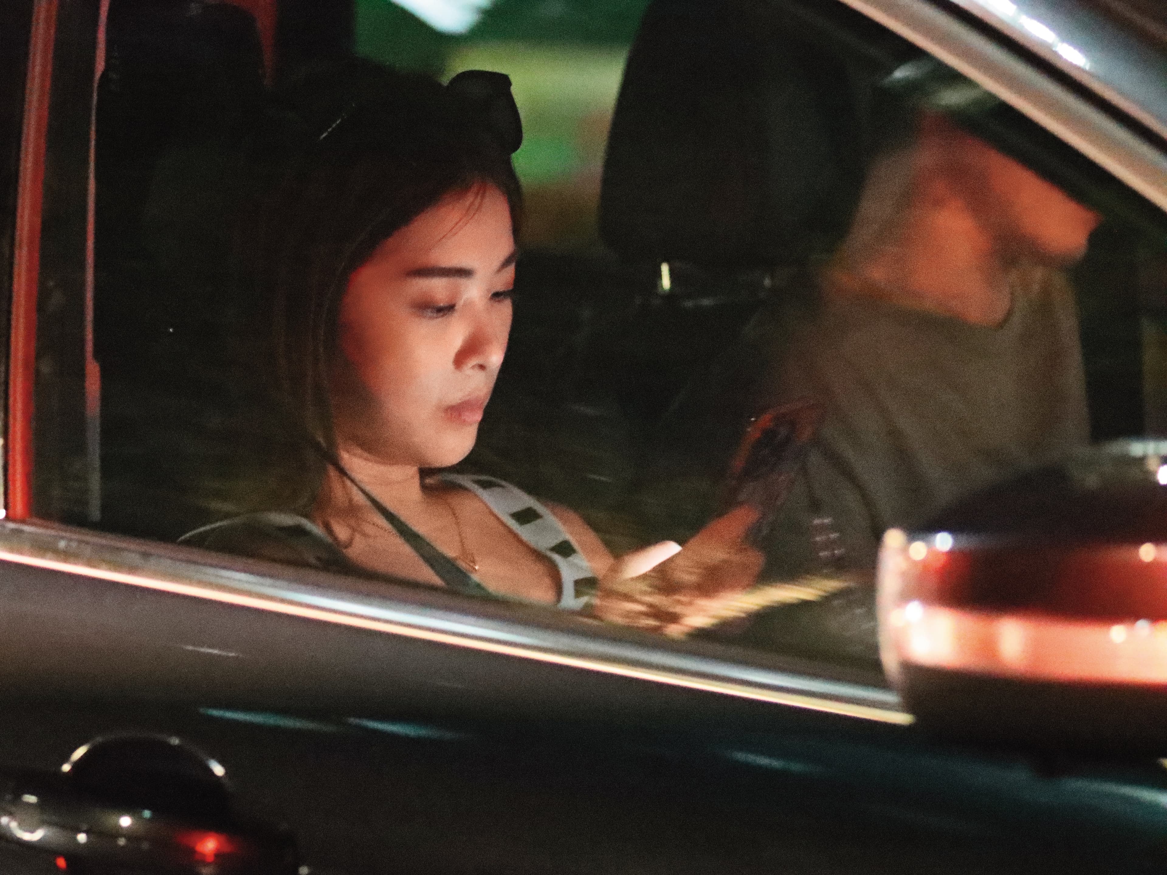 6月28日23：41，劉錚最近的正牌女友出現，氣場強大地坐在副駕駛座上，名字叫夏乙薇。