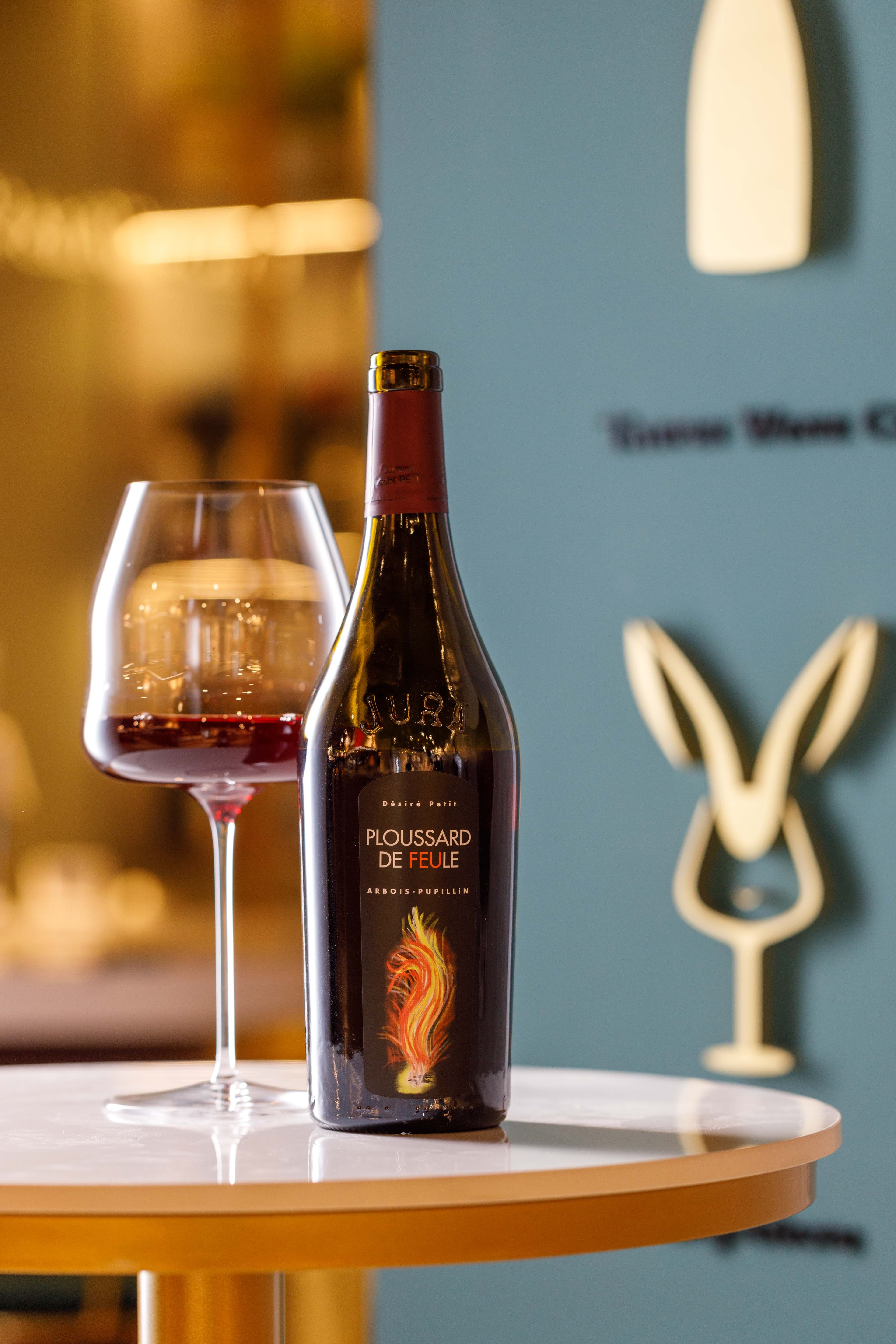 「Domaine Désiré Petit Ploussard de Feule 2020」酒質微透,剛開時有礦物氣息主導的煙硝味道,隨時間推移,充滿馥郁果香。(450元/杯)