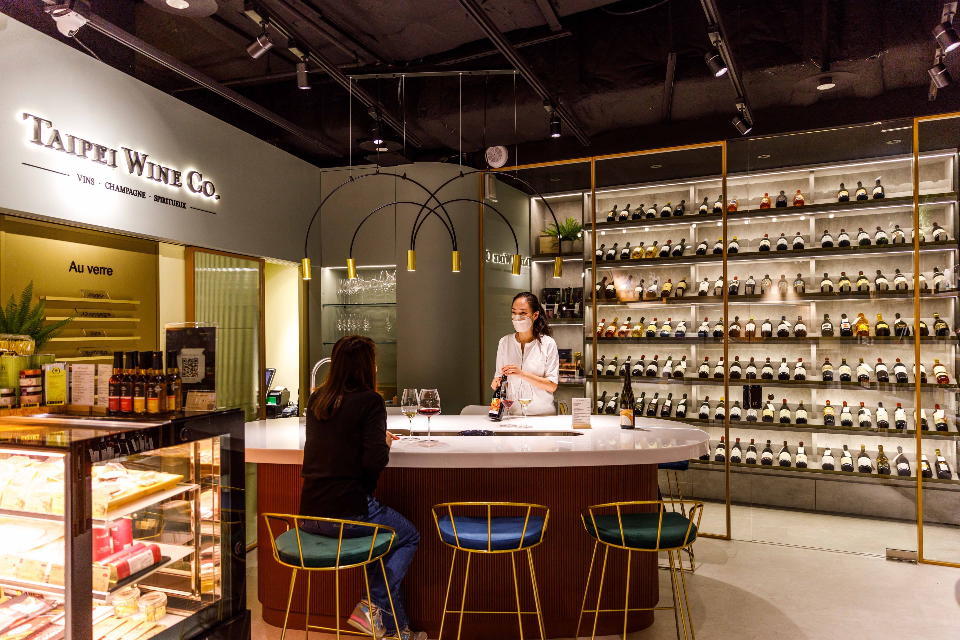 「小小酒」以Taipei Wine Co.旗下品牌之姿進駐春大直商場,每日提供10款單杯酒選項。