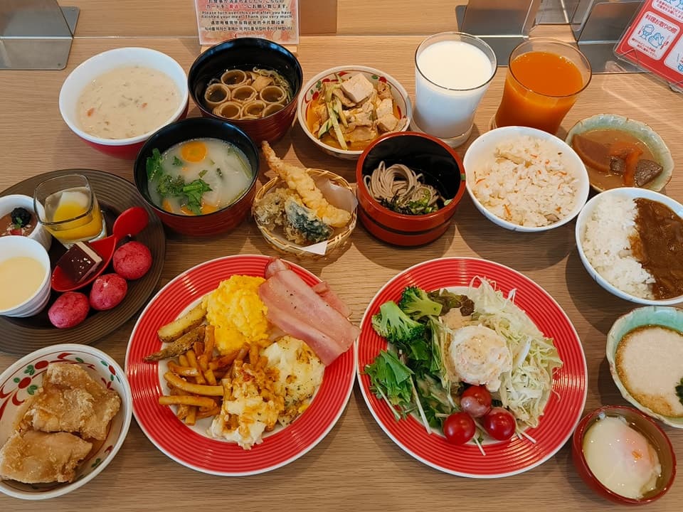 林氏璧曬出東京旅館的早餐,也讓網友超級羨慕。(翻攝自日本自助旅遊中毒者臉書)