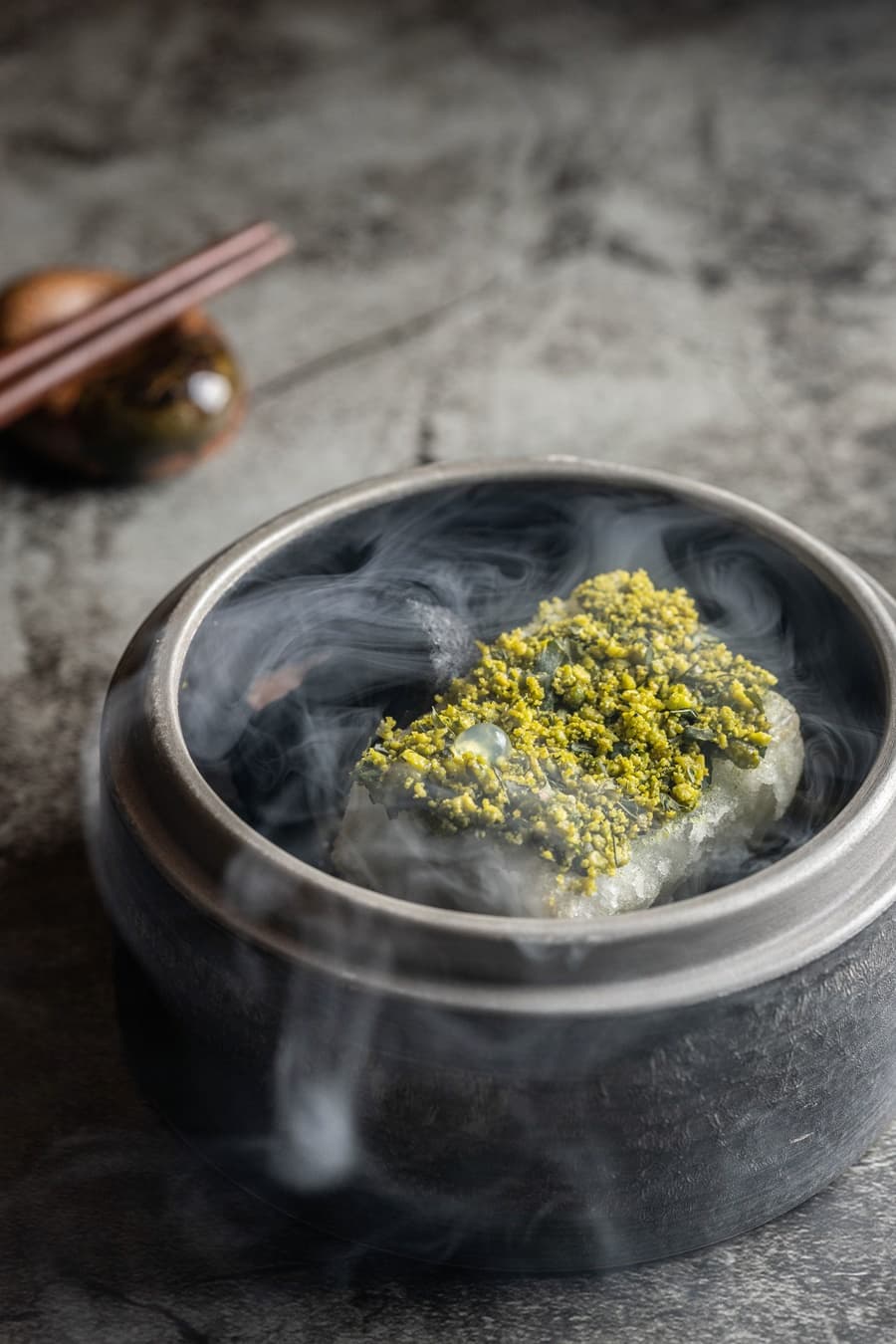 「山苔」上桌前注入核桃木香氣,蓋子一開煙霧繚繞,宛如走進山林。