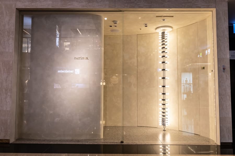 「Curious」門面展示台灣當代聲音創作藝術家「姚仲涵」為餐廳創作的展品,由燈管串起的一棵光樹。