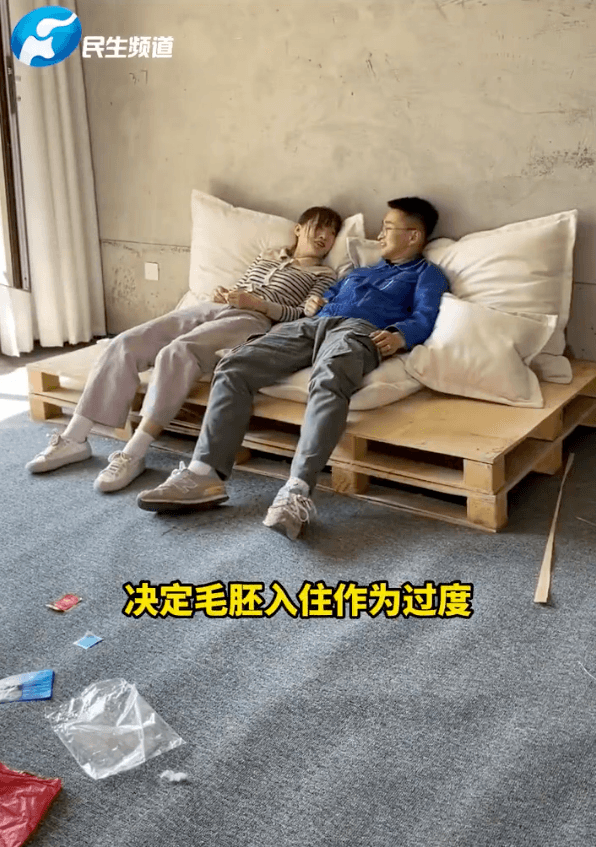 用貨架搭起沙發基底。(翻攝微博)