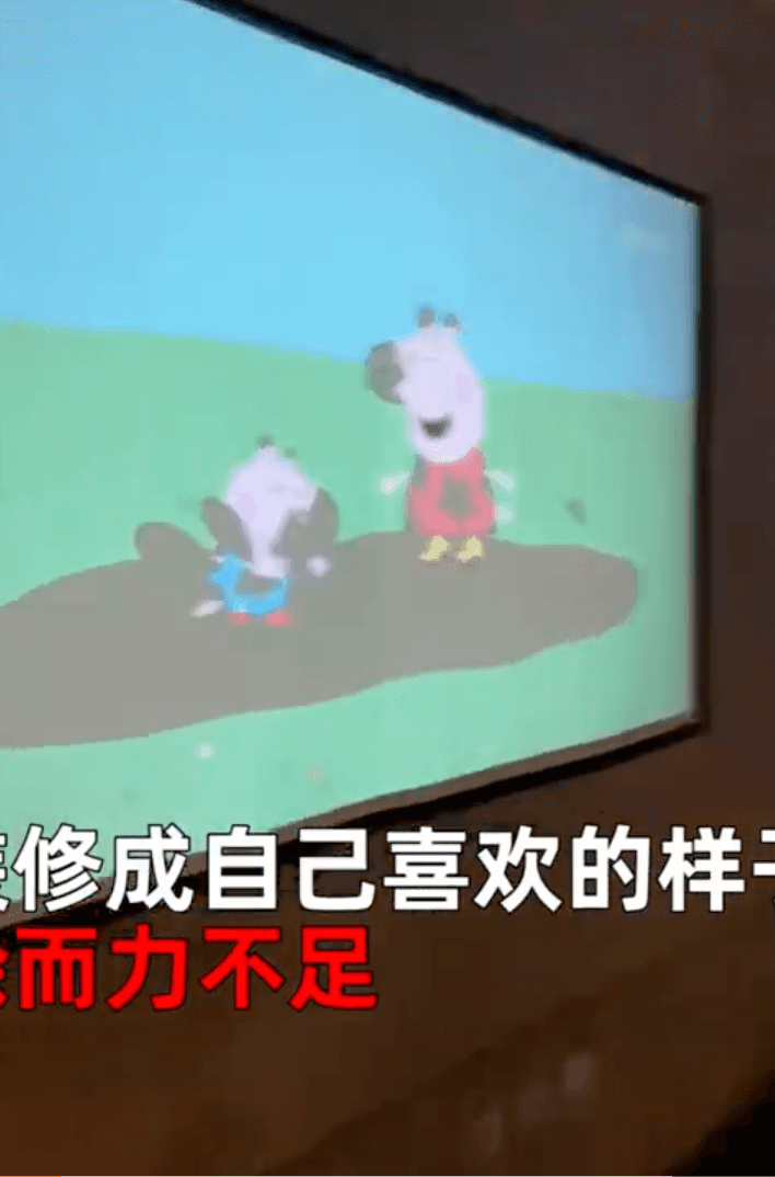 親手架設投影機。(翻攝微博)