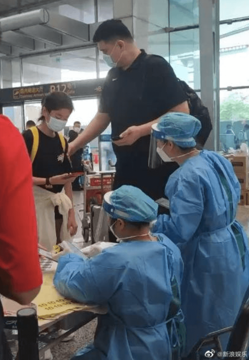 姚明和愛女姚沁蕾在機場做核酸檢測。(翻攝微博)