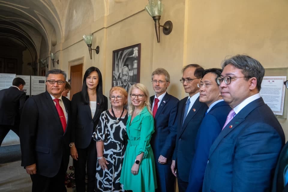 游錫堃率訪問團追悼捷克前參議院議長柯佳洛。(翻攝自游錫堃臉書)