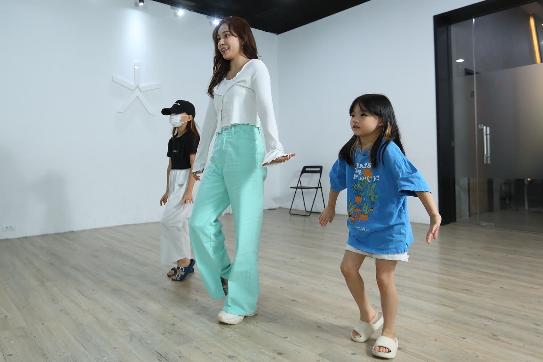 金智湖（中）與于傳勇的2個女兒繼承父母親的能力，小小年紀就很有表演天賦，能跳能唱。