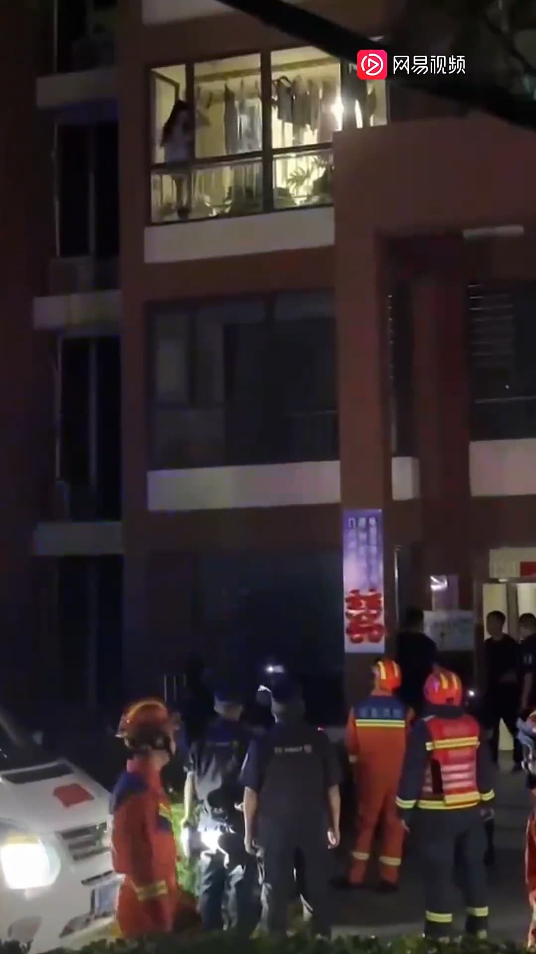 這位正妹人妻,長髮飄逸,佇立在陽台邊俯瞰小王的狀況。(翻自微博)