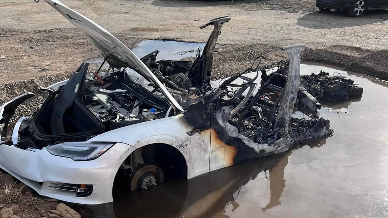 最後消防員故意讓車子泡水,讓零件降溫,才順利澆熄火勢。(翻自kktv.com)