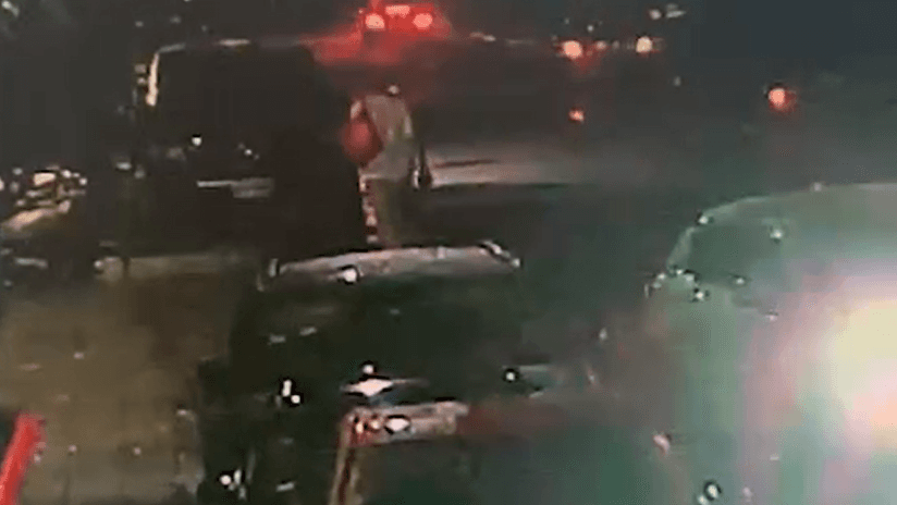 監視器拍下李男持石砸車畫面。（翻攝畫面）