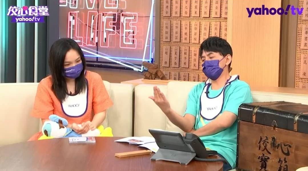 黃子佼（右）裝出岳父模樣，宣布徐佳瑩（左）兒子可以當女婿。（Yahoo TV提供）