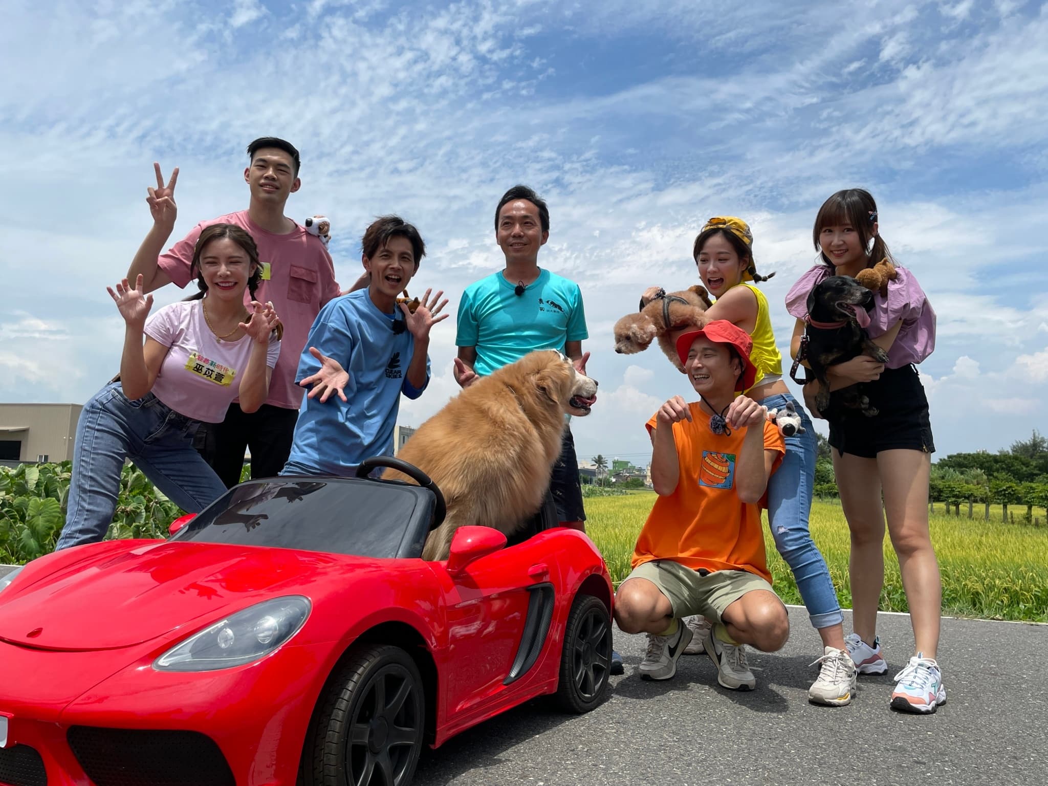 綜藝新時代》職人好厲害最新一集,浩子、阿翔、籃籃、陳大天、巫苡萱、希希,日前帶大家到彰化鹿港體驗寵物訓練師。(民視提供)