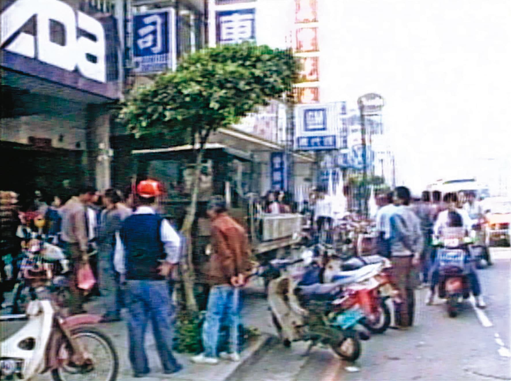 楊家的建材行開設在豐原鬧區內,血案發生後引來不少民眾圍觀。(東森新聞提供)