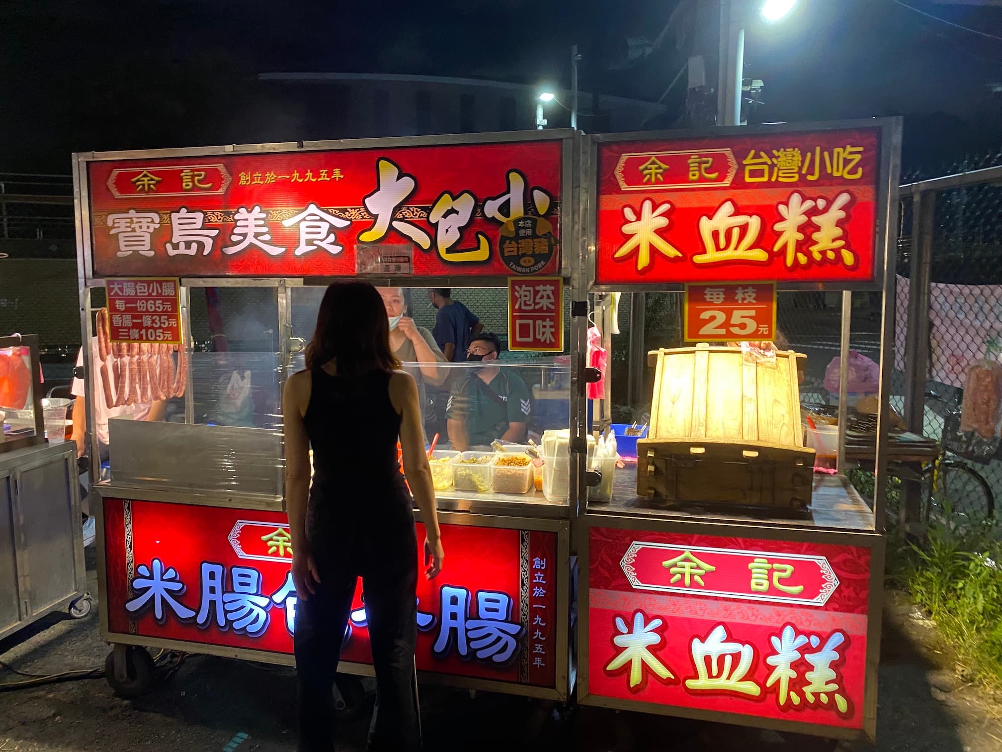 夜市入口的這家大腸包小腸也是經常排隊。