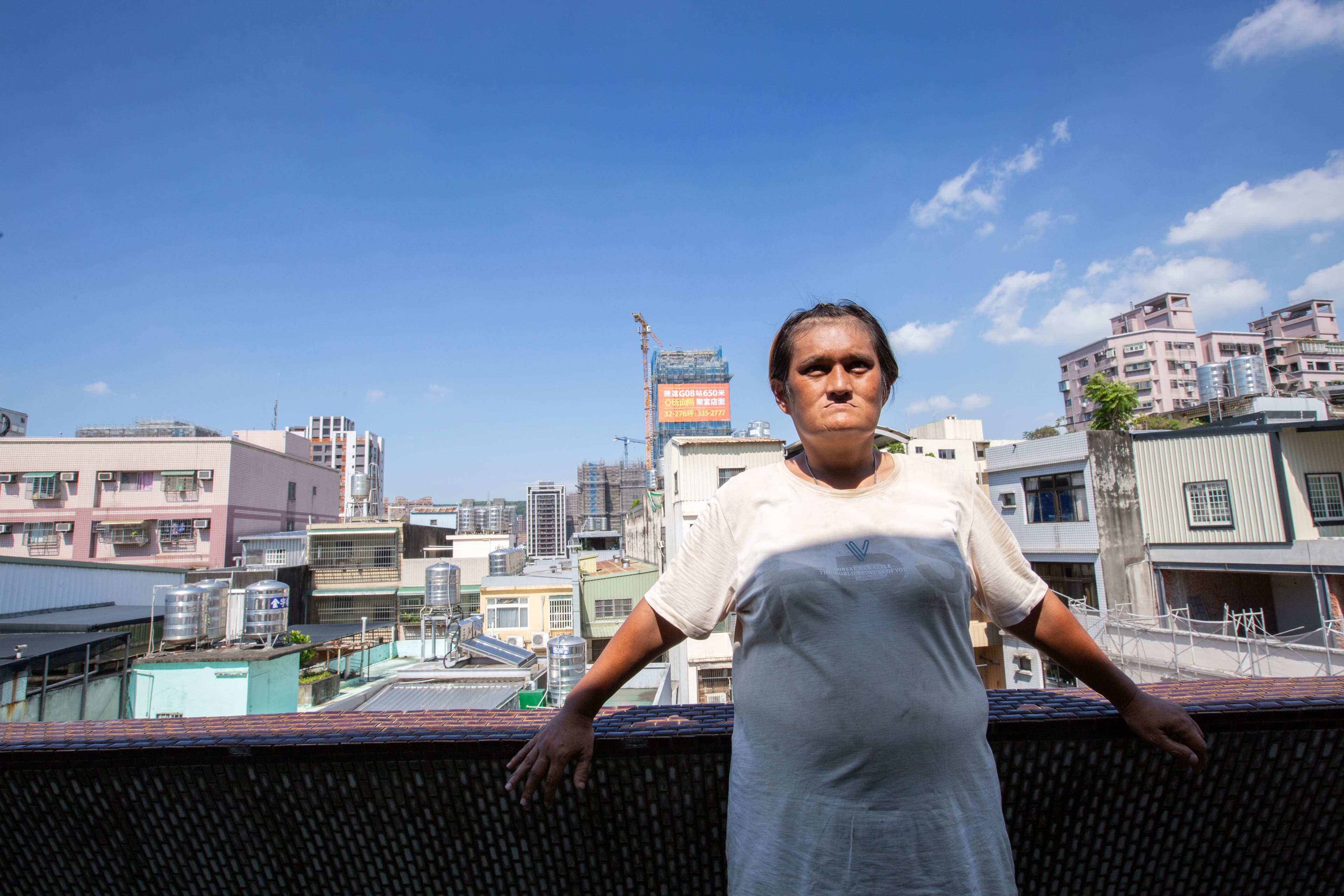 小淑是泰雅族原住民,僅有國小學歷,平日在工地打工。