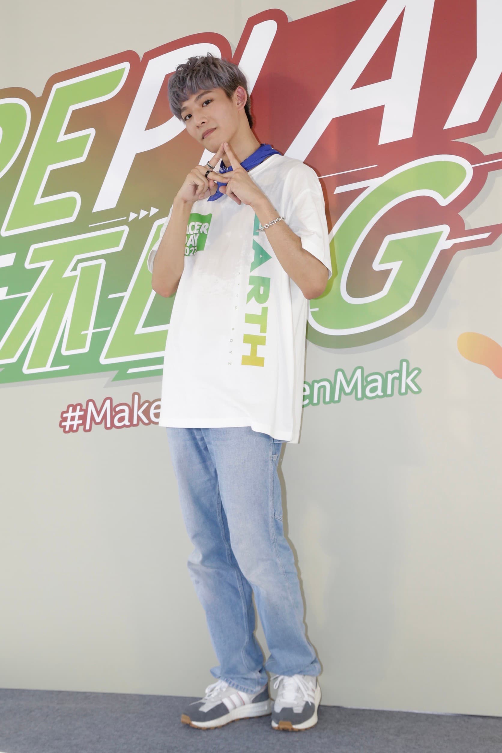 活動在炎熱天氣下舉行,早已汗流挾背的林煥鈞拍照時仍敬業滿足攝影師的要求。