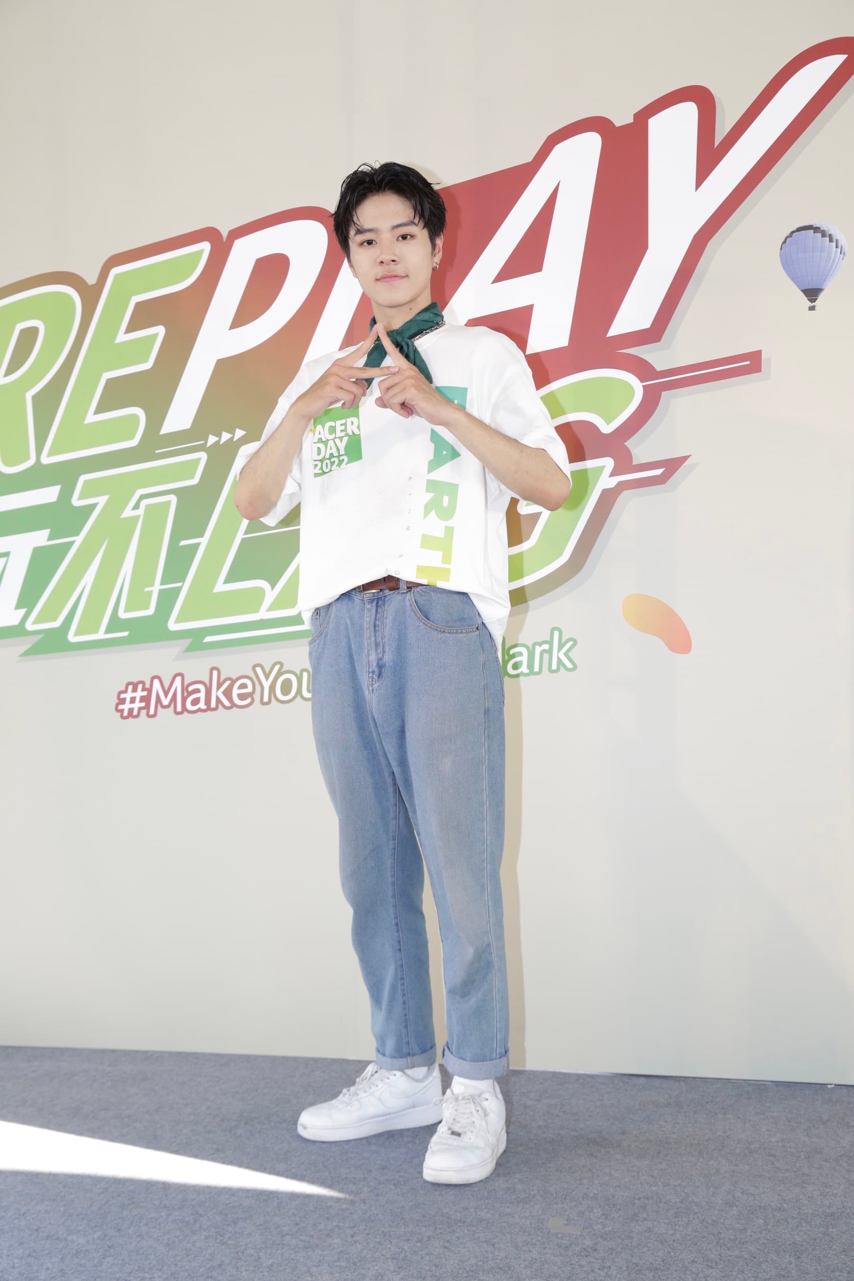 林佳辰出門習慣帶大背包,「裡面什麼東西都有,所以選擇筆電來說,輕便方便攜帶很重要。」