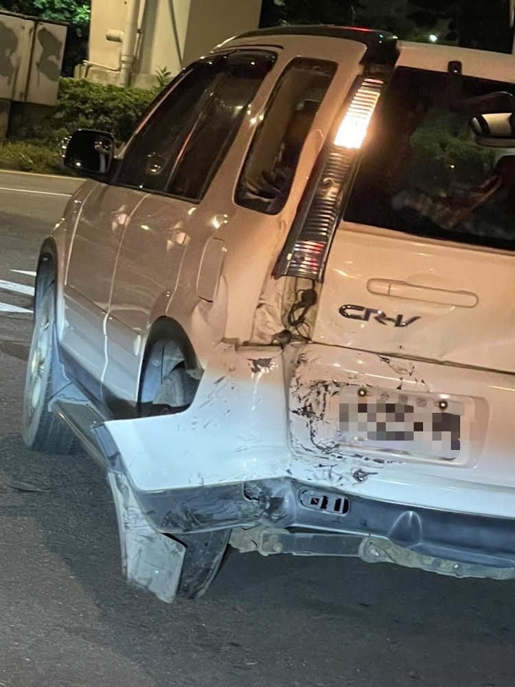 廖家儀搭乘白色汽車後座,遭黑色汽車撞擊,她強調「後座繫安全帶」很重要!(民視提供)