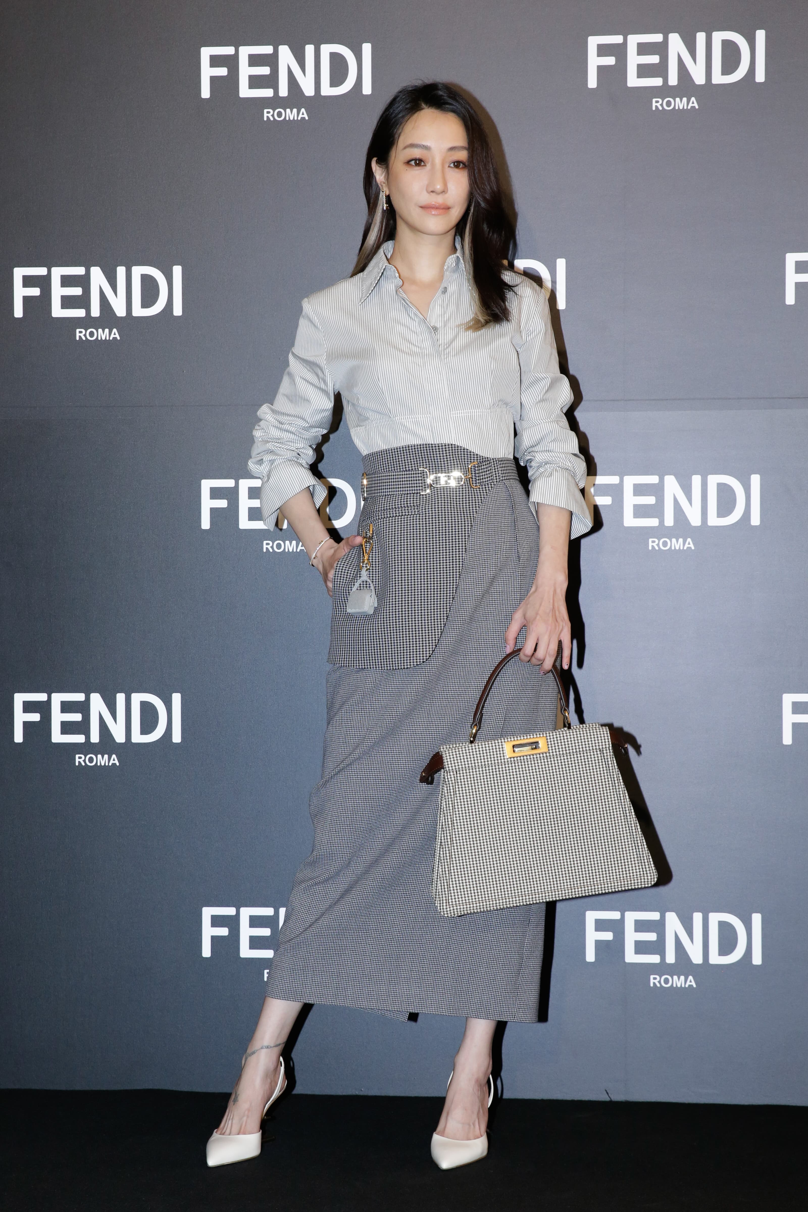 謝欣穎身著FENDI長袖襯衫,鉛筆裙上「偽馬甲」的結構讓她讚不絕口。