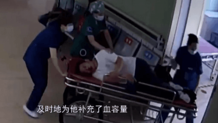 一名男子在大熱天時喝一口冷凍飲料即時降溫,引發賁門血管撕裂吐血。(翻攝自易網視頻)