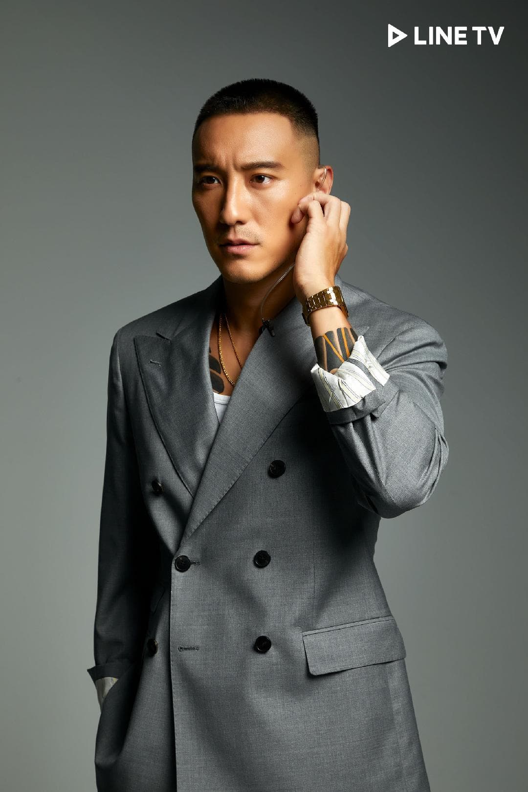 王陽明接主持棒自認「愈自然愈好」。(LINE TV提供)