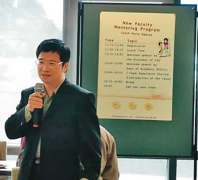 元智創校元老之一的張百棧教授,2017年曾被爆前往中國兼職引發爭議。(翻攝元智大學電子報)