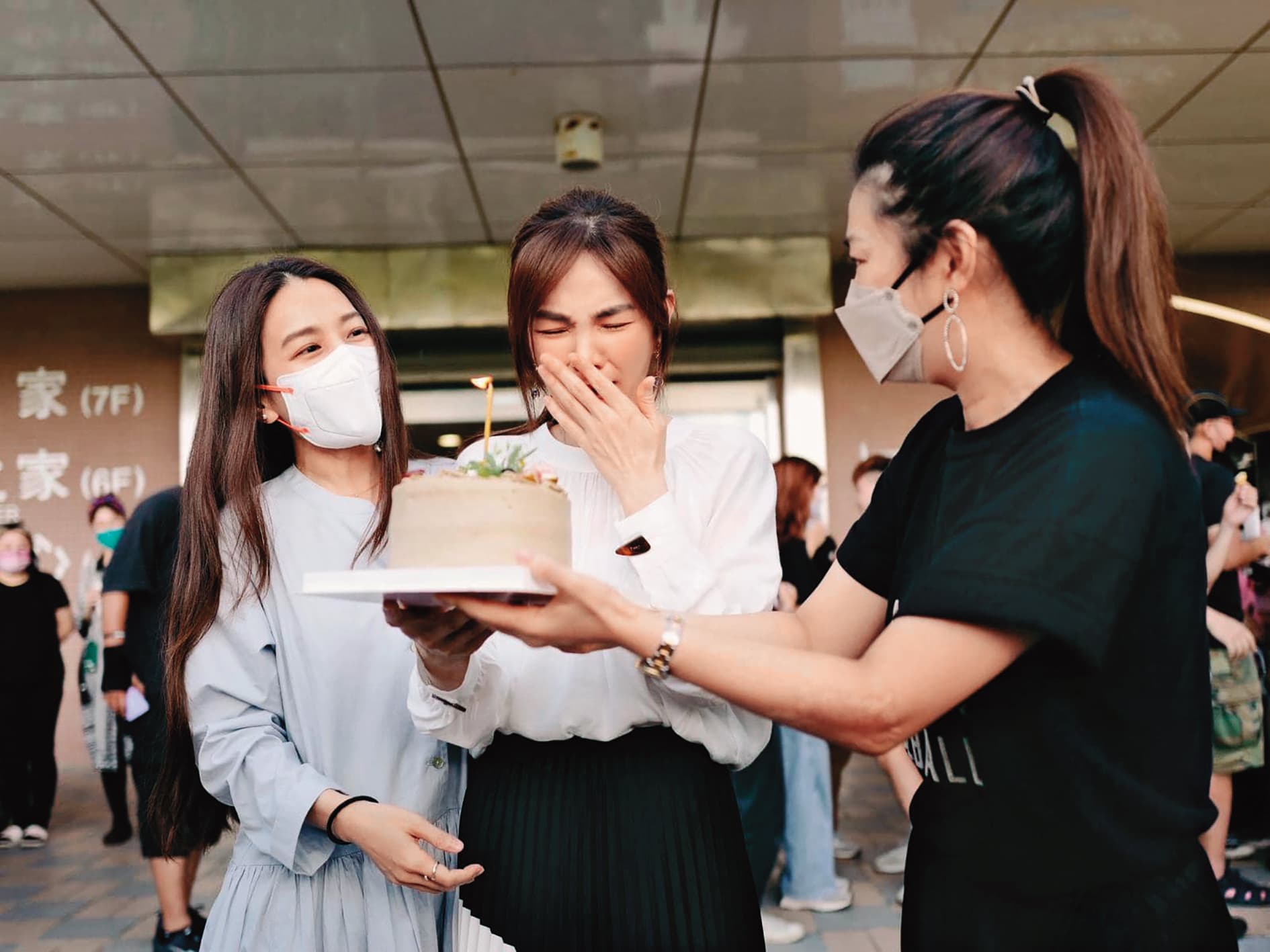 Selina(右)和Hebe(左)南下嘉義給Ella(中)製造生日驚喜,讓她激動不已。