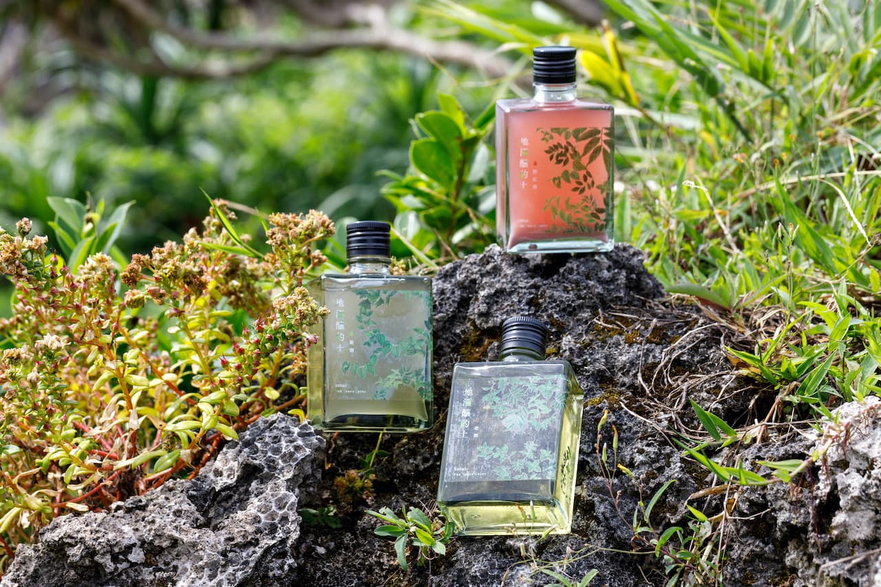 使用海稻米和發酵植物釀成的「粉紅酒」(上)「新酒」(中)「老酒」(下),揉入地方生態和古老地酒的文化。(圖為種籽設計發表版,未販售)