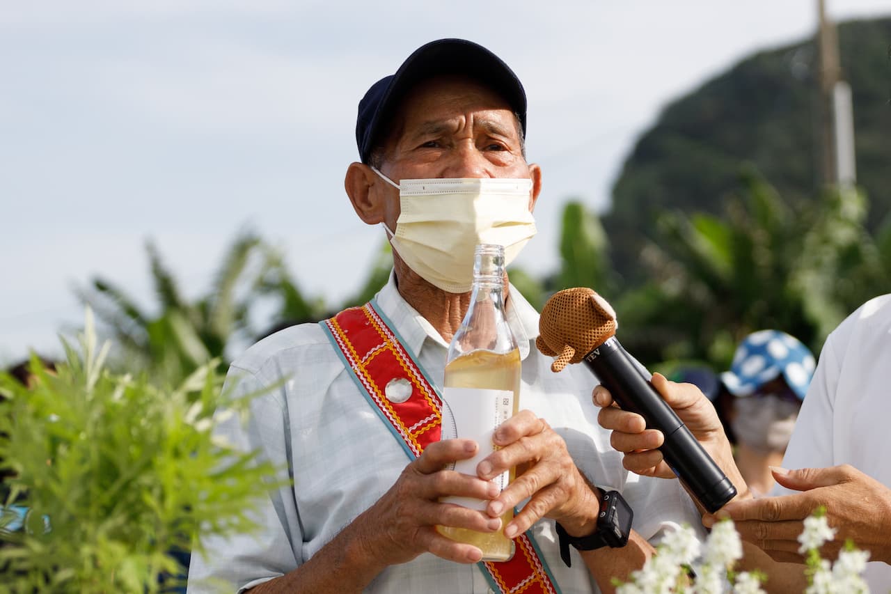 因為阿美族人的努力,海稻米和部落米酒重回石梯坪,這天就選在田間跟祖靈報告喜訊。