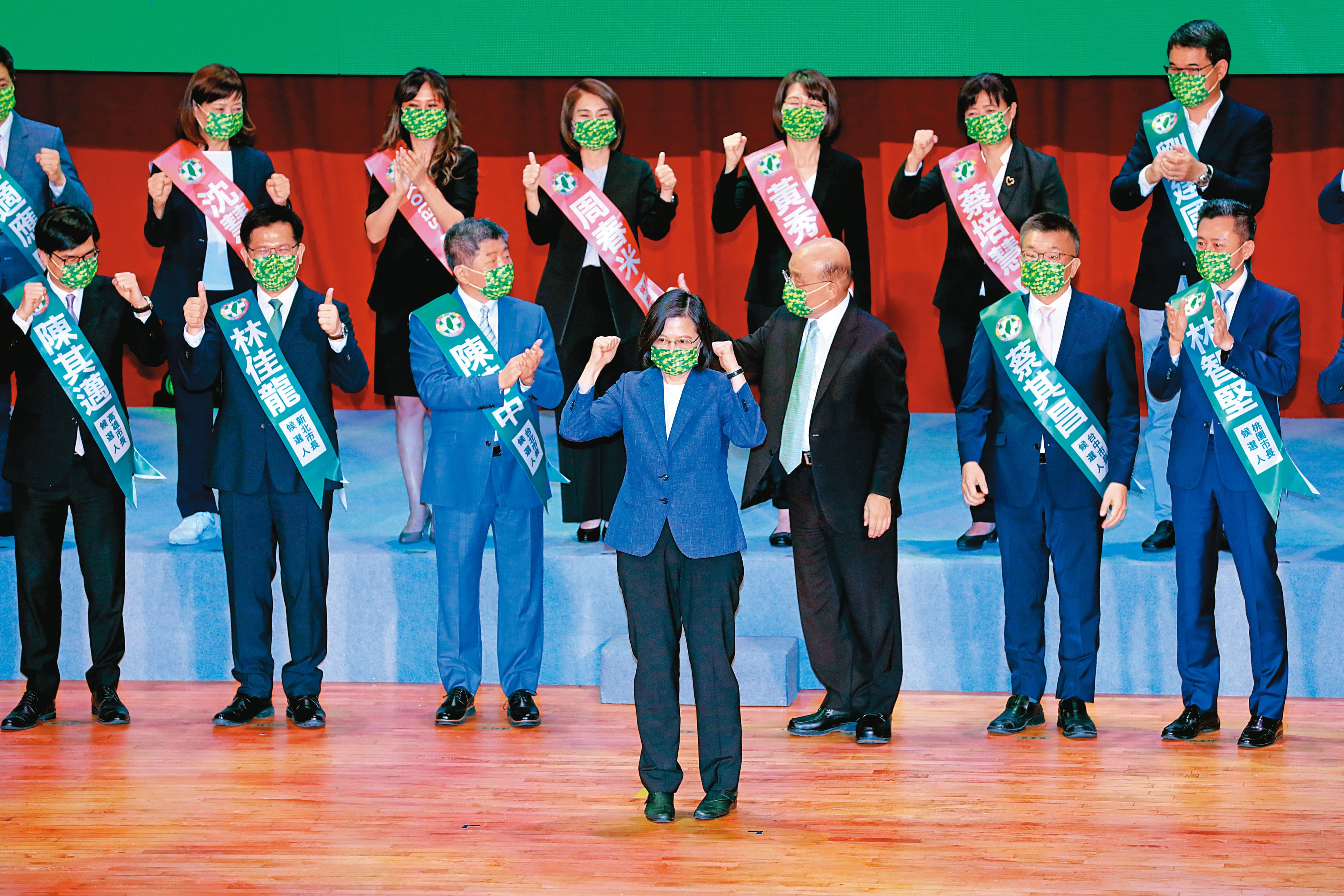 民進黨18名縣市長參選人在全代會與黨主席蔡英文(中)合體造勢,黨高層已擬定作戰3部曲,跟鎖定北北桃空戰熱區加強奧援。