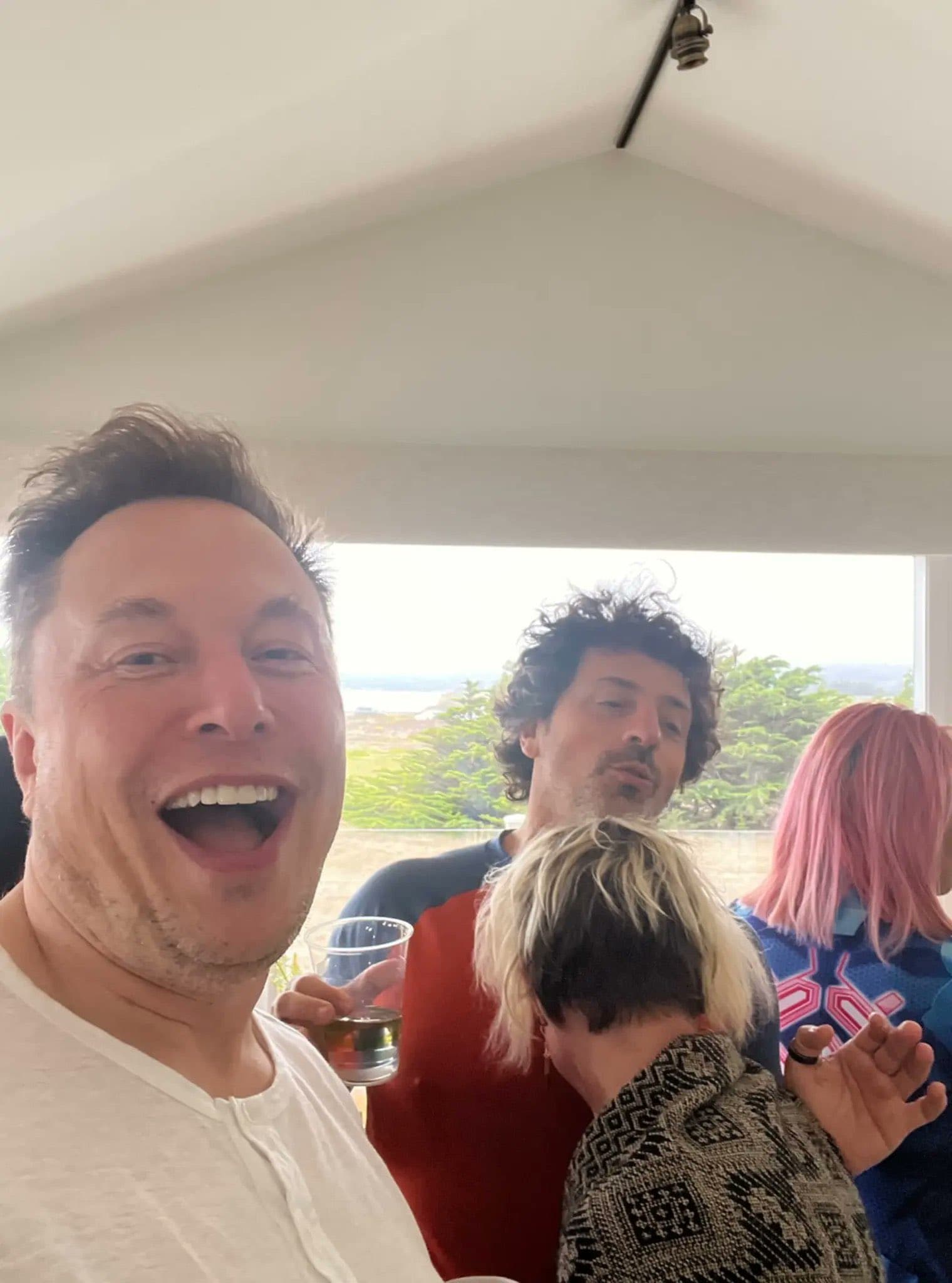 馬斯克開心自拍，布林則拿著飲料，與兩名女子玩樂。（翻攝@elonmusk推特）