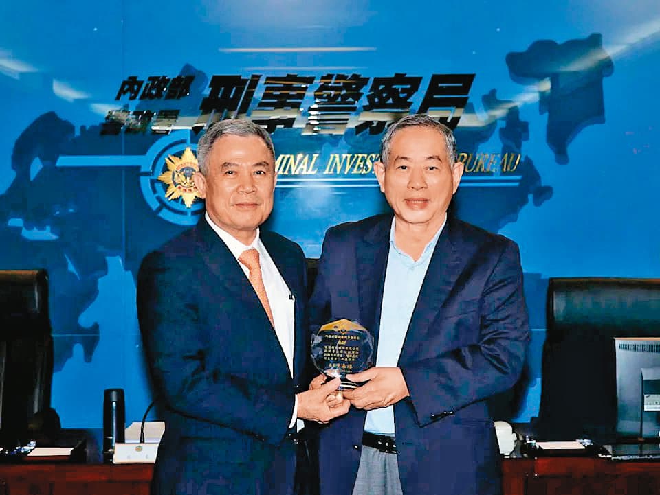 智冠科技公司協助打擊點數詐騙獲表揚。左為前刑事警察局黃嘉祿局長,右為智冠科技董事長王俊博。(刑事局提供)