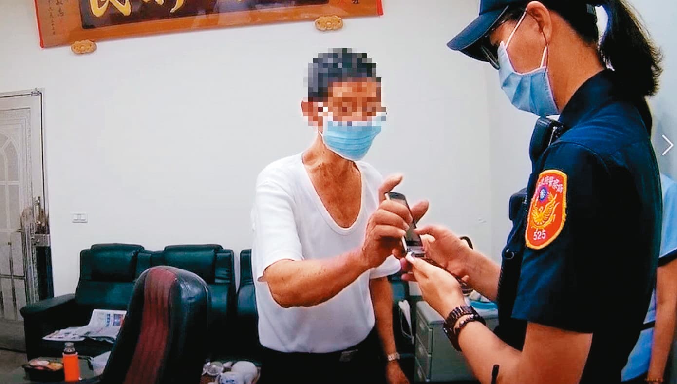 許多民眾都是因警察制止才保住金錢。(警政署提供)