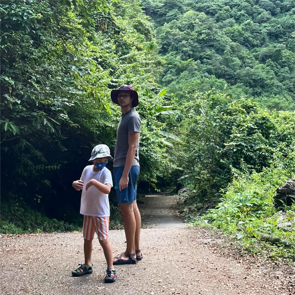 小木耳如今已6歲大，深獲鳳小岳及妻子疼愛。（鳳小岳臉書）