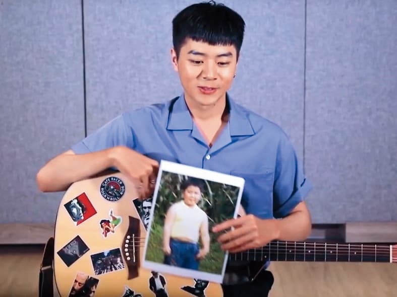 林佳辰第一次登上《原子少年》試鏡時,拿出自己以前的「小胖弟照」。(翻攝自《原子少年》YT)