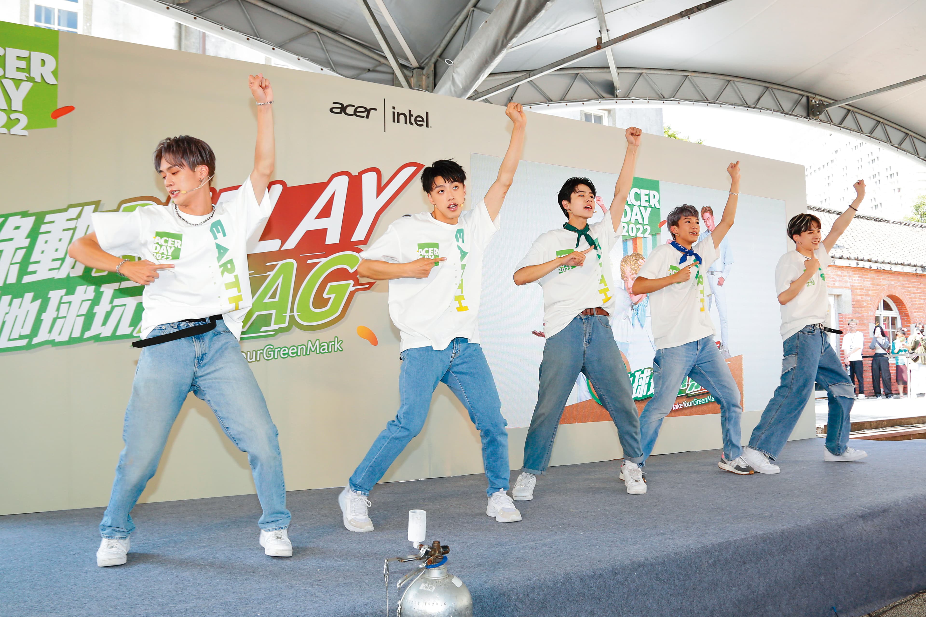 周子翔(左起)、黃文廷、林佳辰、林煥鈞和周祖安熱歌勁舞,小編看了滿身大漢…啊是滿身大汗。