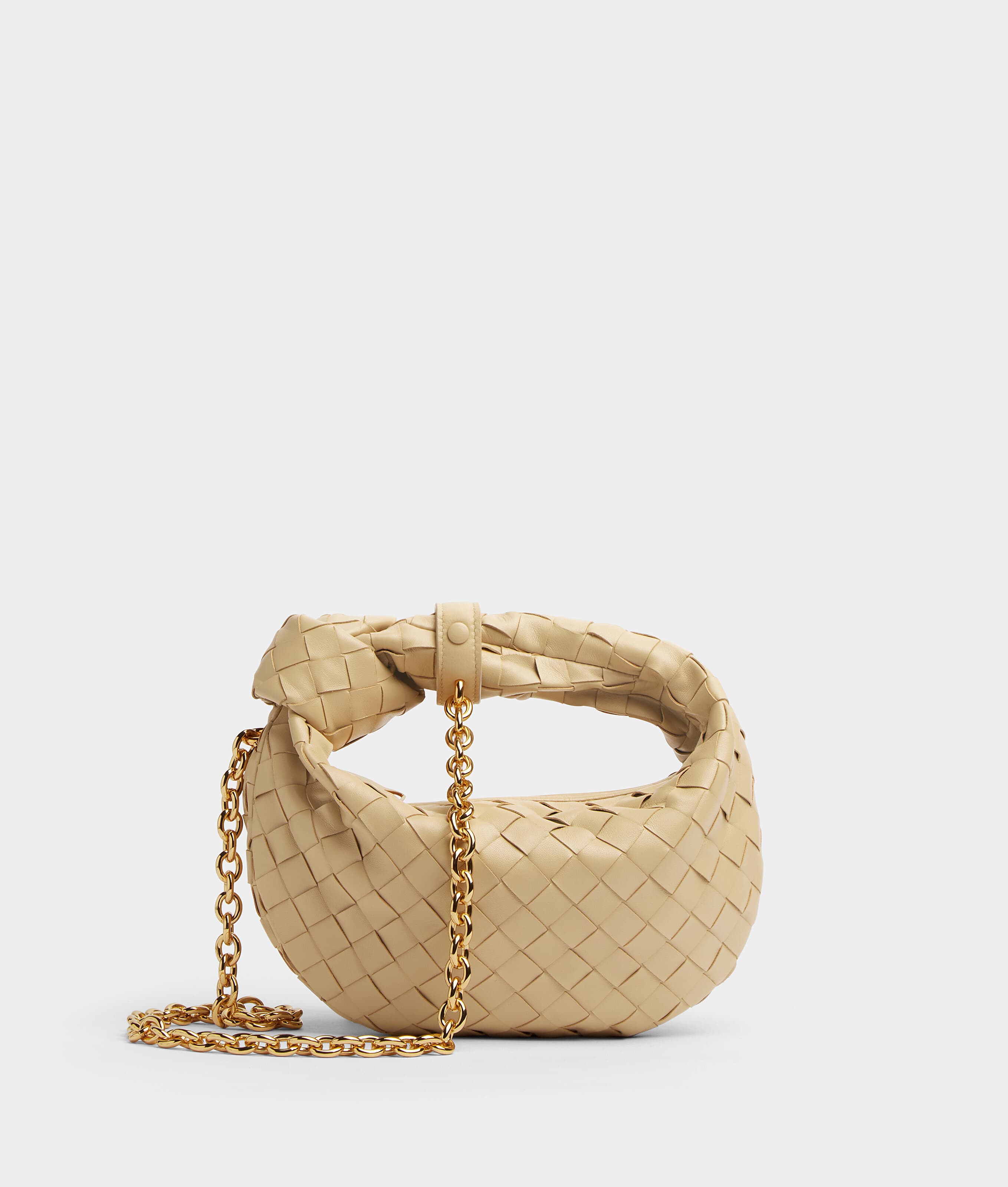 Mini Jodie羊皮編織金屬鍊帶提包 NT$89,900 Bottega Veneta。(Bottega Veneta提供)