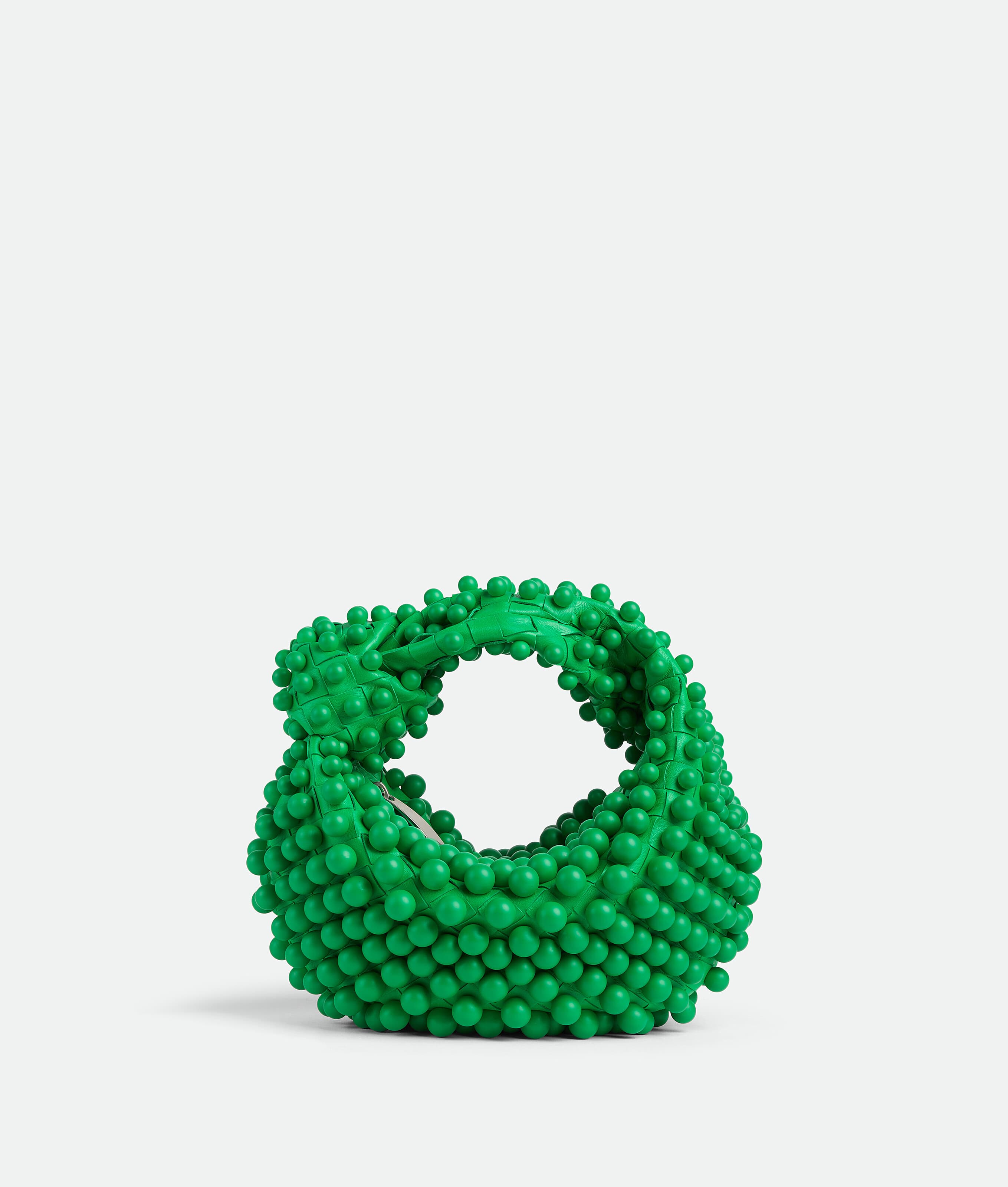 Mini Jodie鸚鵡綠羊皮編織鑲嵌球型鉚釘提包 NT$130,900 Bottega Veneta。(Bottega Veneta提供)