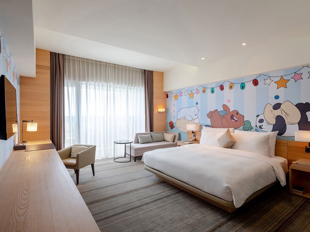 入住「和逸飯店.台南西門館」卡通頻道主題客房,就能把正版週邊12吋卡通布偶、牙刷造型盥洗包、帆布袋、主題刺繡布章、購物袋通通帶回家。(和逸飯店.台南西門館提供)