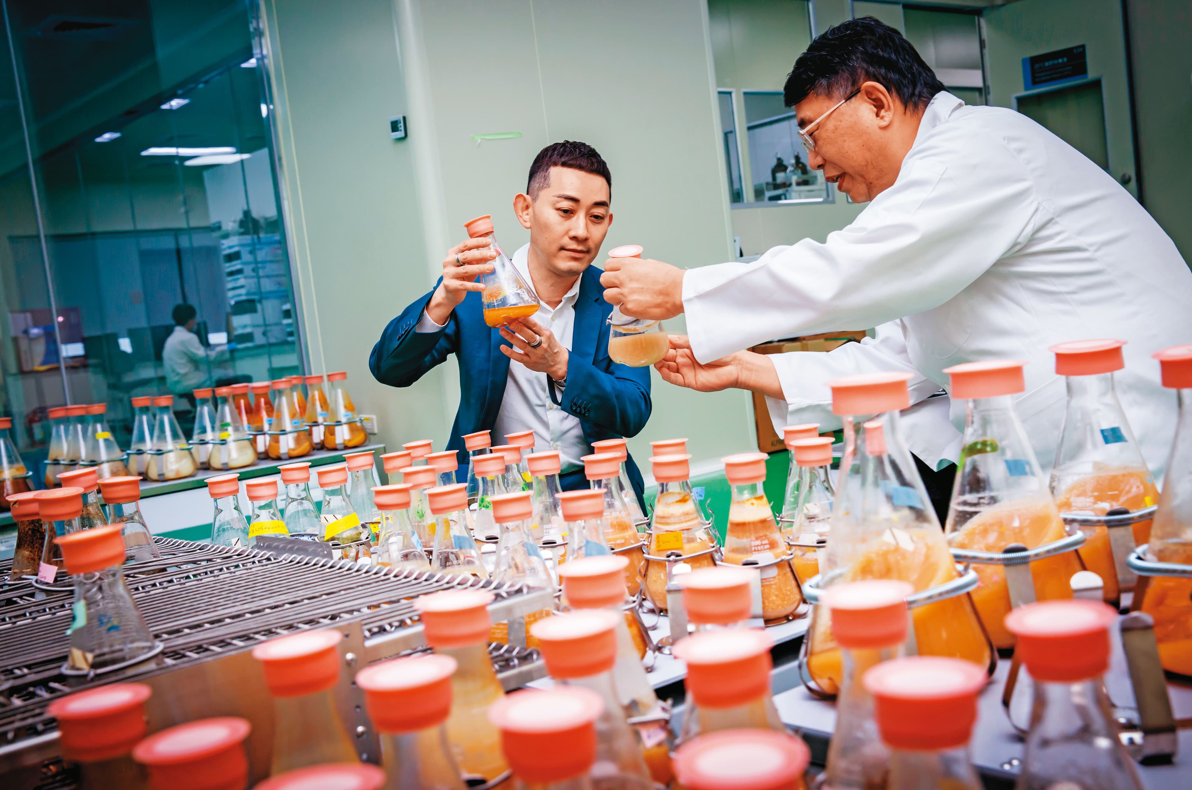 成立52年的葡萄王以牛樟芝為基礎,首度從保健品跨入植物新藥,挑戰更難但產值更大的國際市場。左為葡萄王董事長曾盛麟。