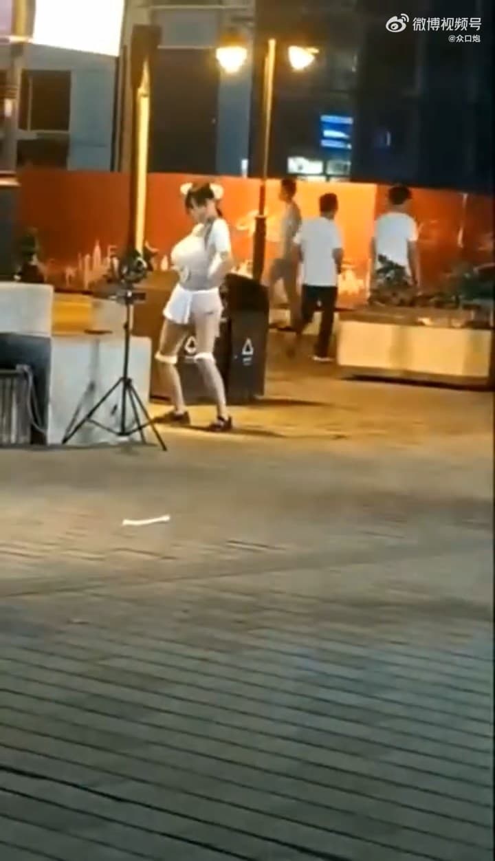 有網友質疑這名「妹子」可能是男的。（翻自微博）