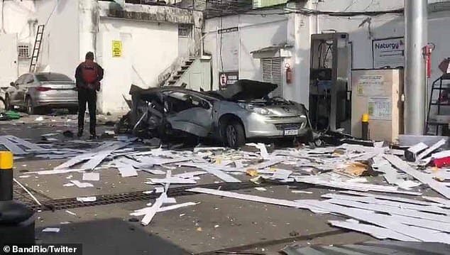 加油站建材跟馬格海斯的汽車,都被炸壞。(翻自《每日郵報》)