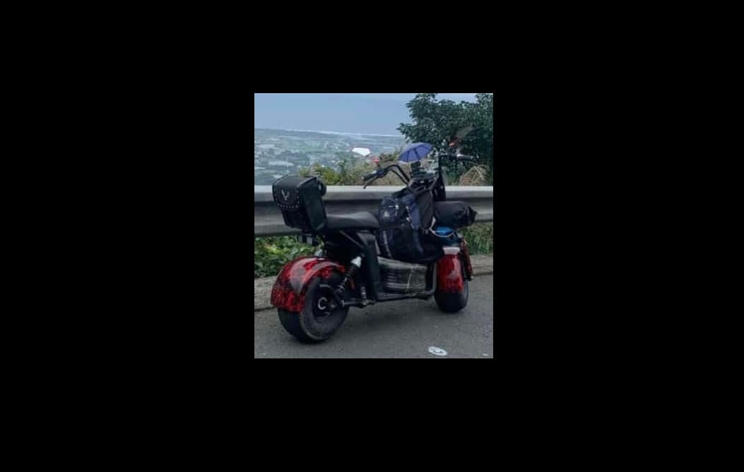 一名電動自行車騎士抱怨遭警方開罰,卻遭其他人打臉。(翻攝自爆料公社)