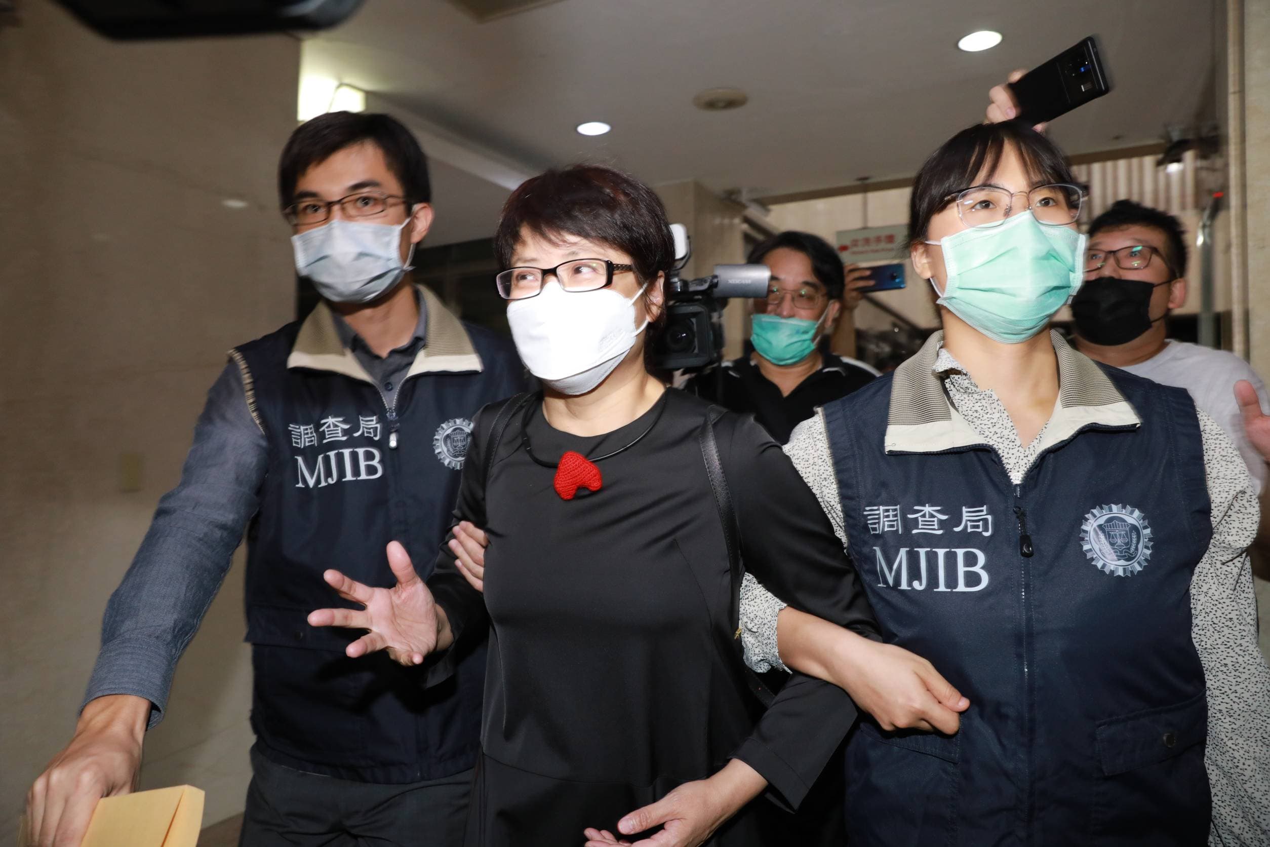 台北市勞動局長陳信瑜(中)日前因不實核銷特別費涉貪遭約談後以20萬元交保。(本刊資料照)