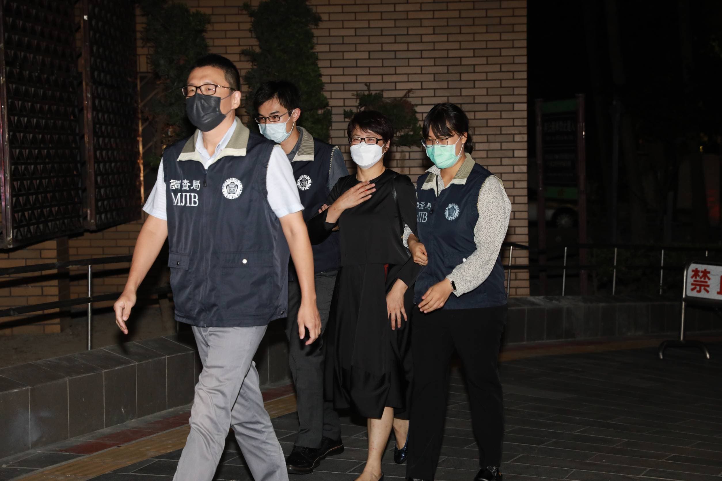 檢方認為陳信瑜涉嫌《貪污治罪條例》，今（28日）凌晨諭令20萬元交保。