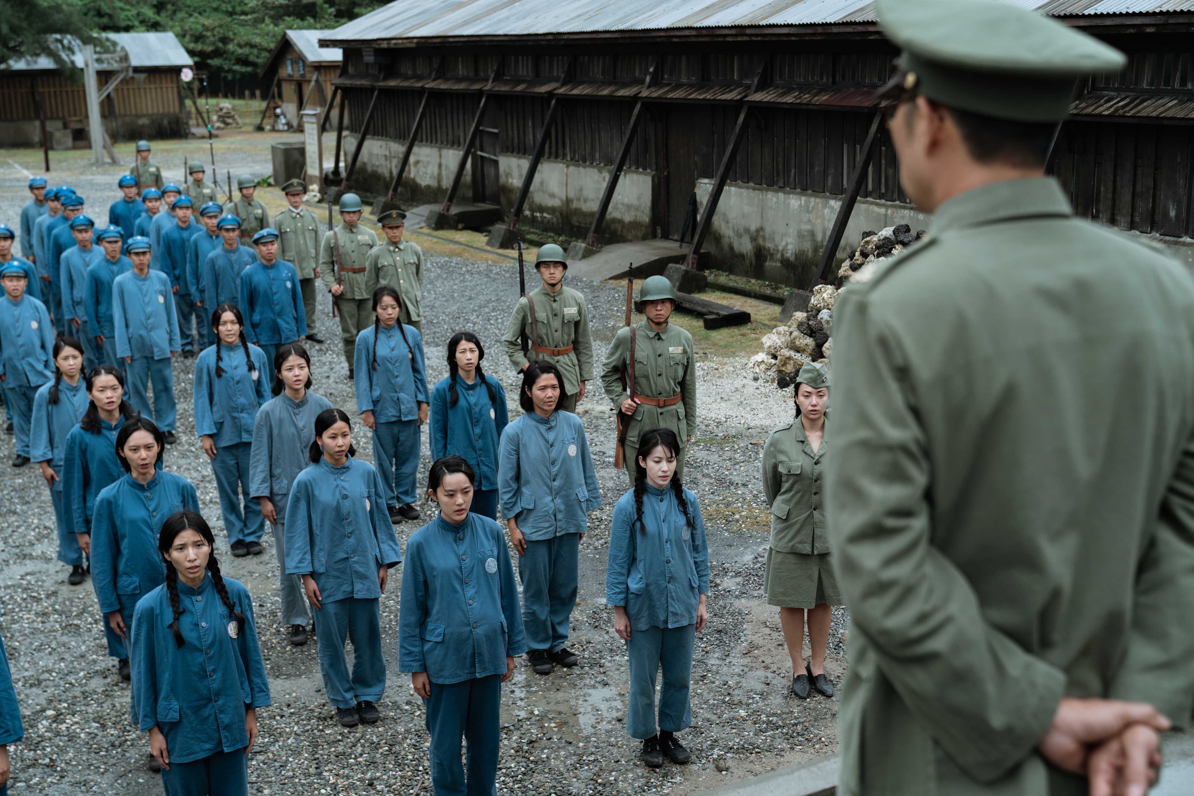 為重現白色恐怖時代氛圍,《流麻溝十五號》還原1953年綠島場景。(湠臺灣電影提供)