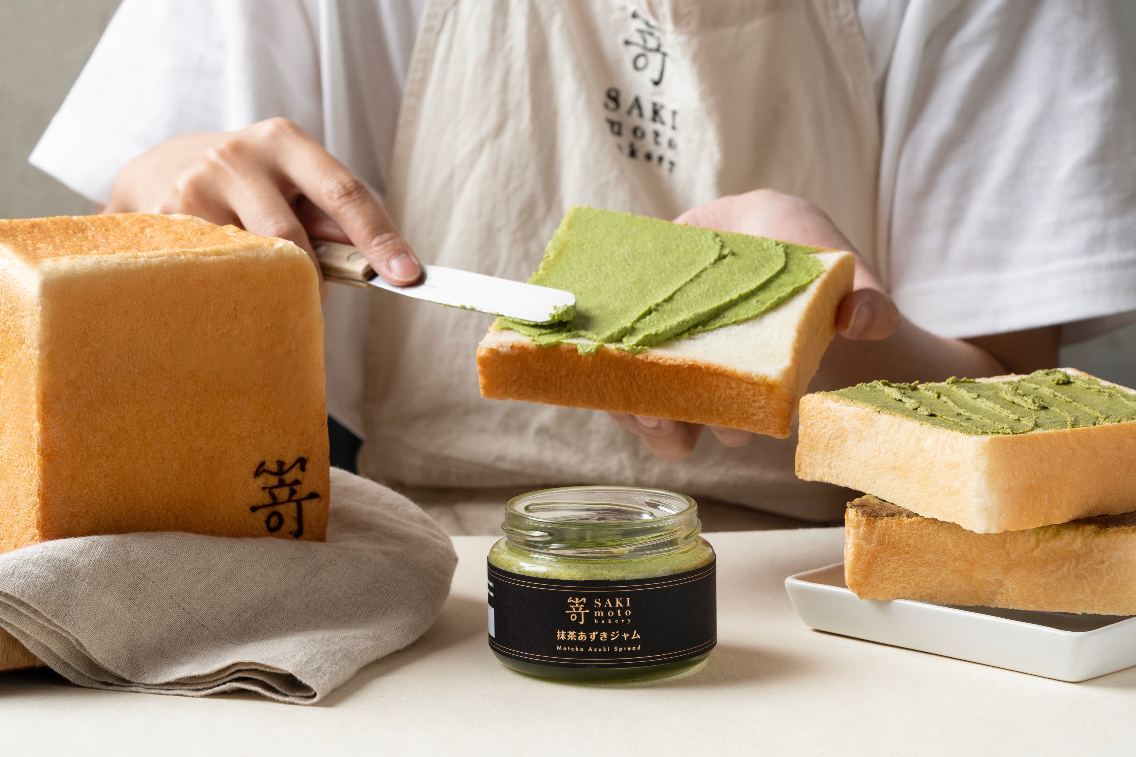「宇治抹茶紅豆奶酥抹醬」的奶酥質地,為柔軟生吐司增加口感層次。(320元/罐)(SAKImoto Bakery提供)