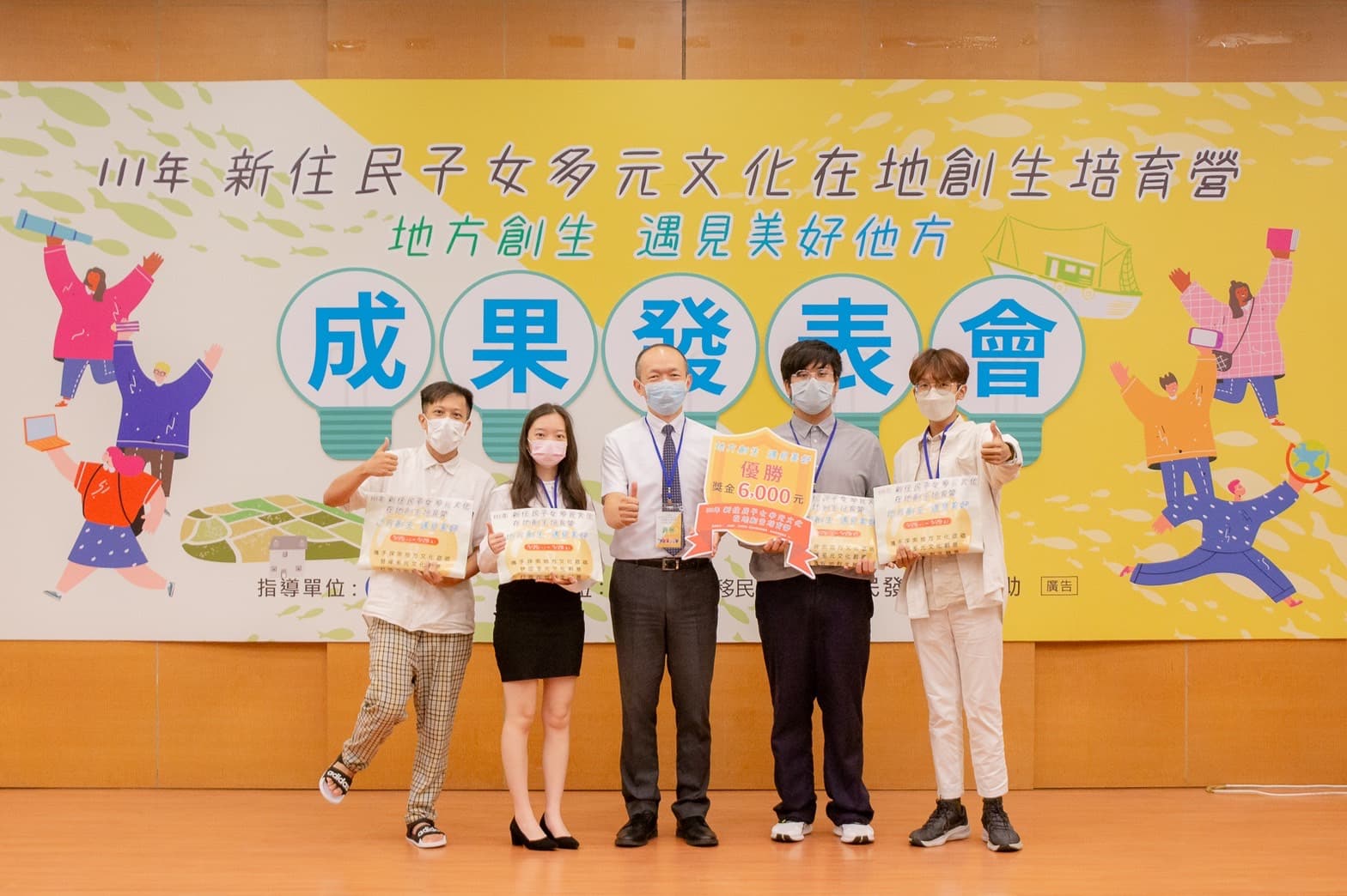 移民署謝文忠主任祕書頒發優勝獎項予獲獎學員。（移民署提供）